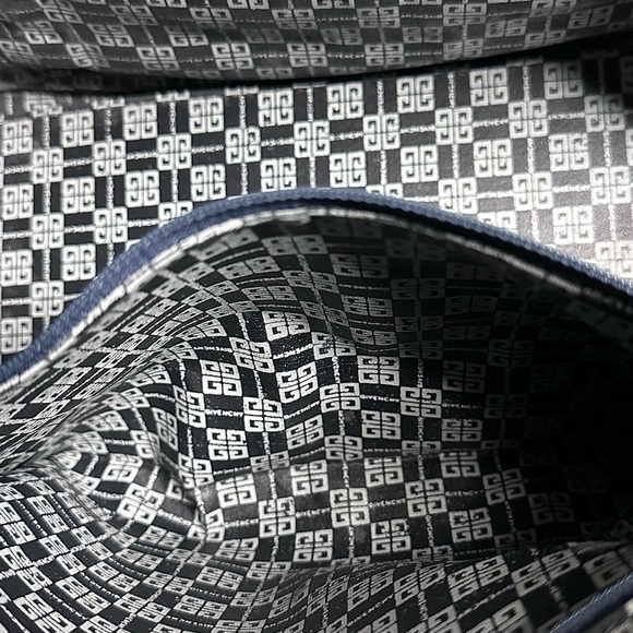 GIVENCHY Rare travel bag - Picture 8 of 16